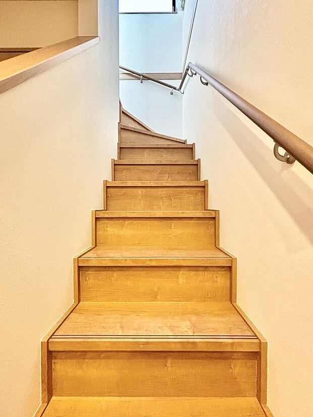 安全性を考慮し階段には手すりを設置しています