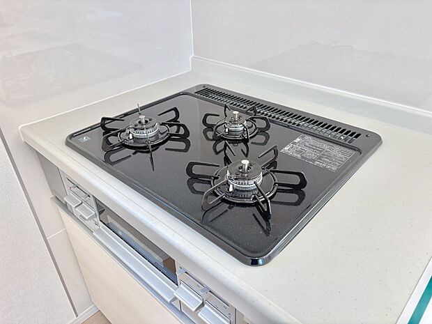 ガスコンロはSiセンサー搭載。火力調節や焦げ付き・消し忘れも防いでくれます。