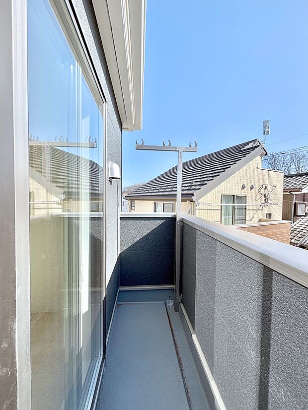 ゆったりバルコニーだから沢山お洗濯ものを干せます。