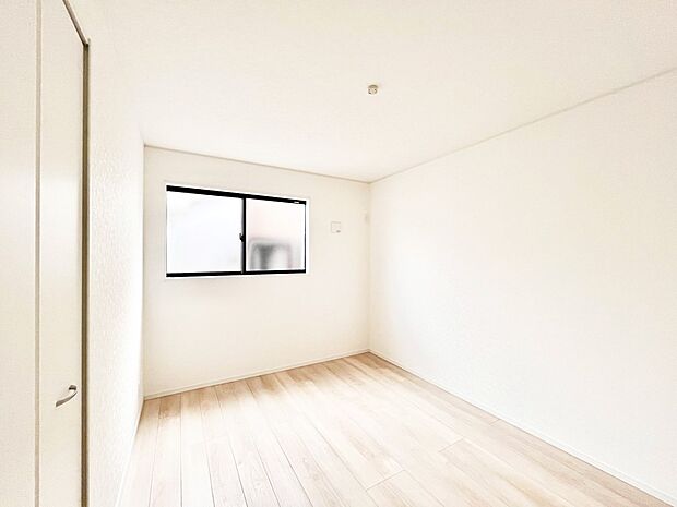 窓からのやさしい光が心地よいプライベートルーム