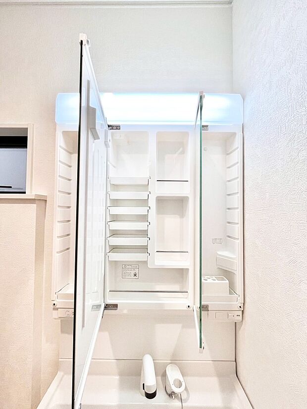 三面鏡の裏に、化粧品や衛生用品などを収納可能。洗面台をすっきりと保ちます！