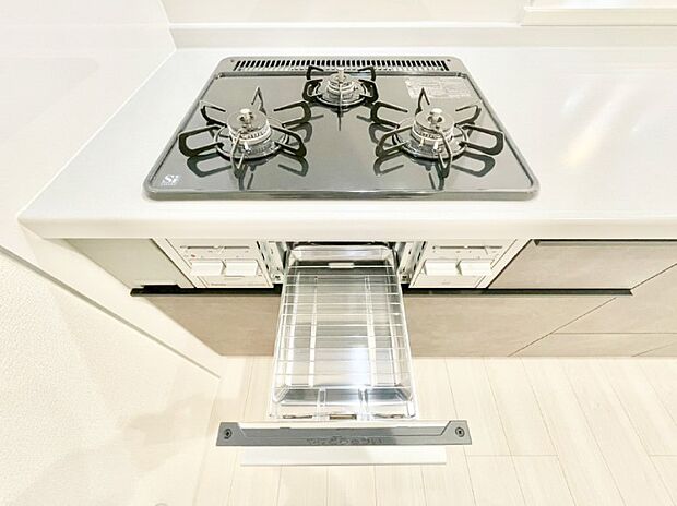 ガスコンロはSiセンサー搭載。火力調節や焦げ付き・消し忘れも防いでくれます。