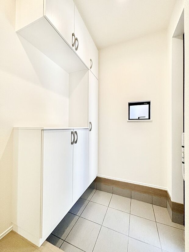 明るい玄関はお客様をお出迎えするのにぴったりです!