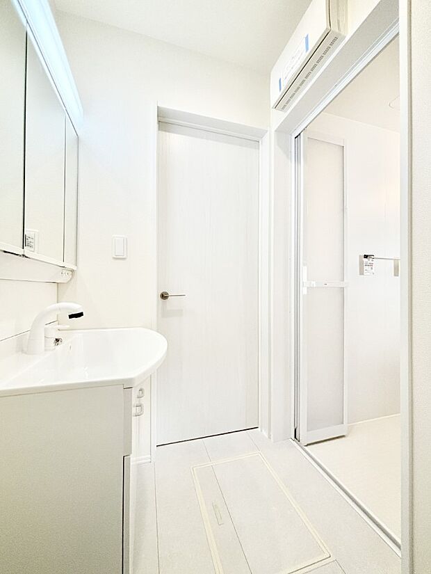 清潔感のある快適空間です。毎日の身支度も気持ち良くお使い頂けます。