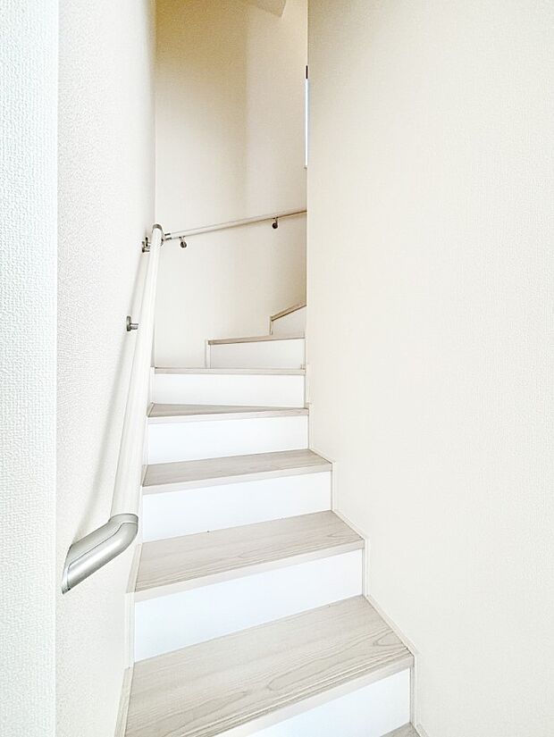 安全性を考慮し階段には手すりを設置しています