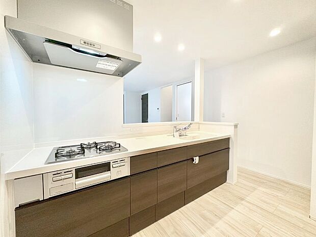 カウンター越しに楽しいおしゃべり。いつものお料理がもっと美味しくなりそうですね