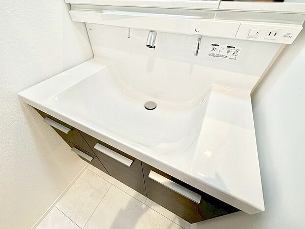 ハンドシャワー付き！使いやすい洗面台。