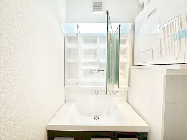 三面鏡の裏に、化粧品や衛生用品などを収納可能。洗面台をすっきりと保ちます!