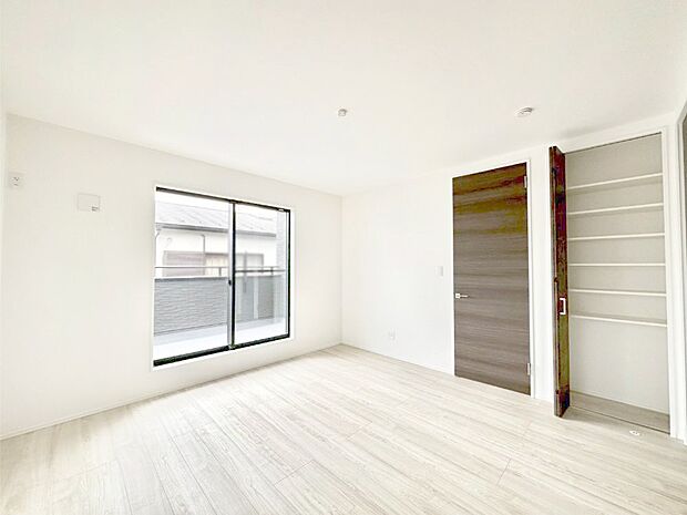 やさしい光がさしこむ居室はしっかり収納付き