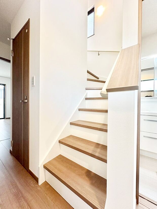 階段は手すり付きなので小さなお子さまやご高齢の方も安心です