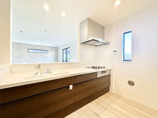 料理をしながらご家族との会話を楽しめる対面カウンターキッチン