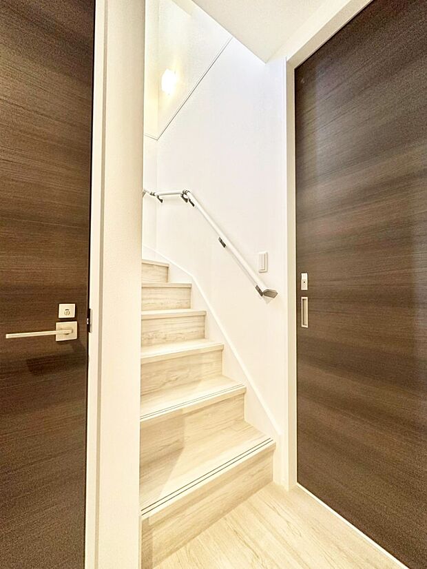 安全性を考慮し階段には手すりを設置しています