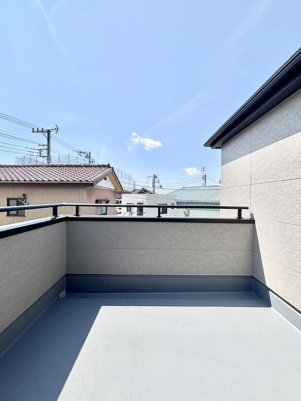 ゆったりバルコニーだから沢山お洗濯ものを干せます。