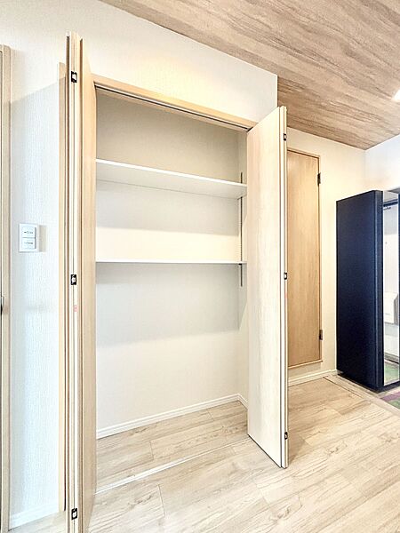 玄関ホール収納です。掃除道具やお出かけ用グッズの収納に便利です。