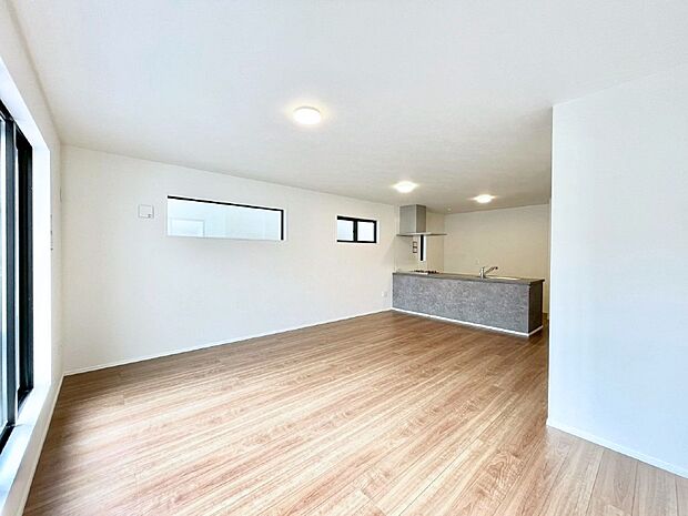 ご家族の賑やかな話し声で包まれる明るいリビング