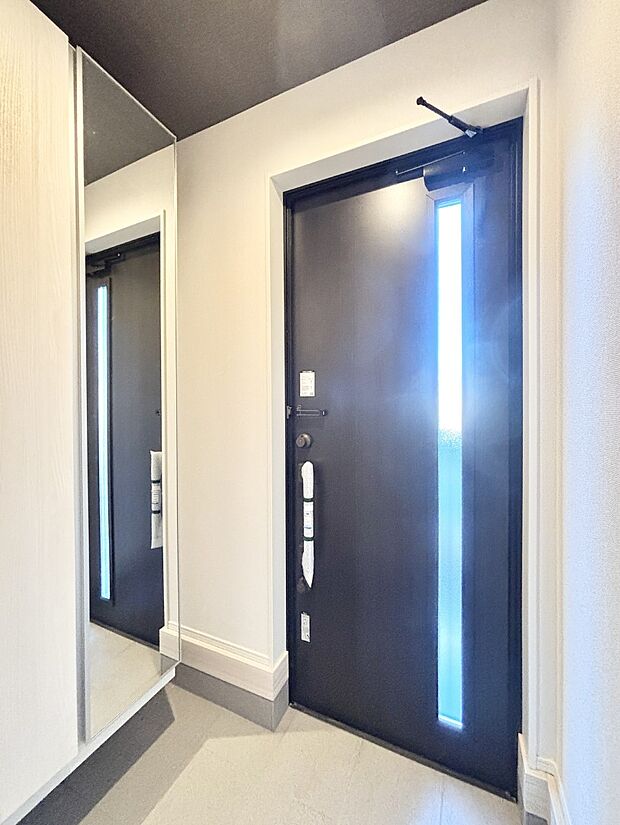 ミラー付きシューズボックスはお出かけ前の身だしなみチェックに便利