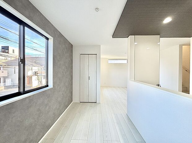 明るい2階リビング！外からの視線をシャットアウトして家族のプライバシーを守ります。