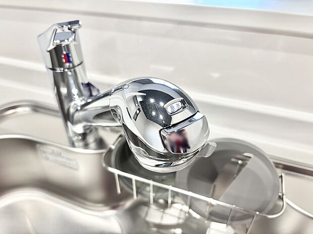 いつでも清潔なおいしいお水を。一つの水栓で水道水と浄水を使い分け。