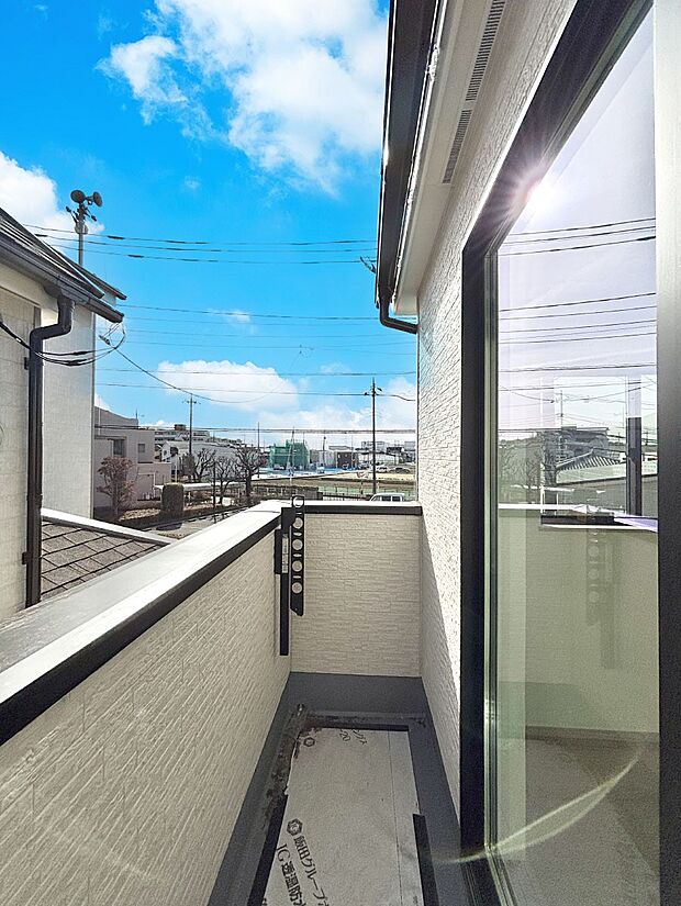 暖かな陽光が降り注ぐバルコニーはお洗濯におすすめ。爽やかな風も心地よいです。