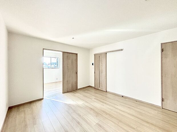 家族の笑顔が自然と生まれてくる、そんな雰囲気のダイニングに仕上がっています。