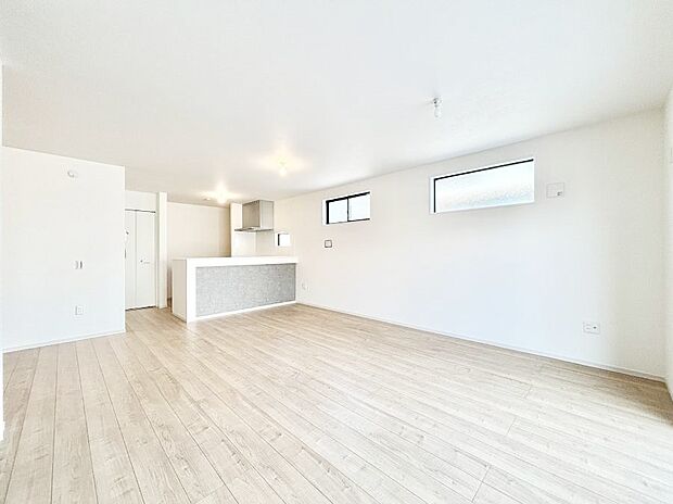 ご家族の賑やかな話し声で包まれる明るいリビング