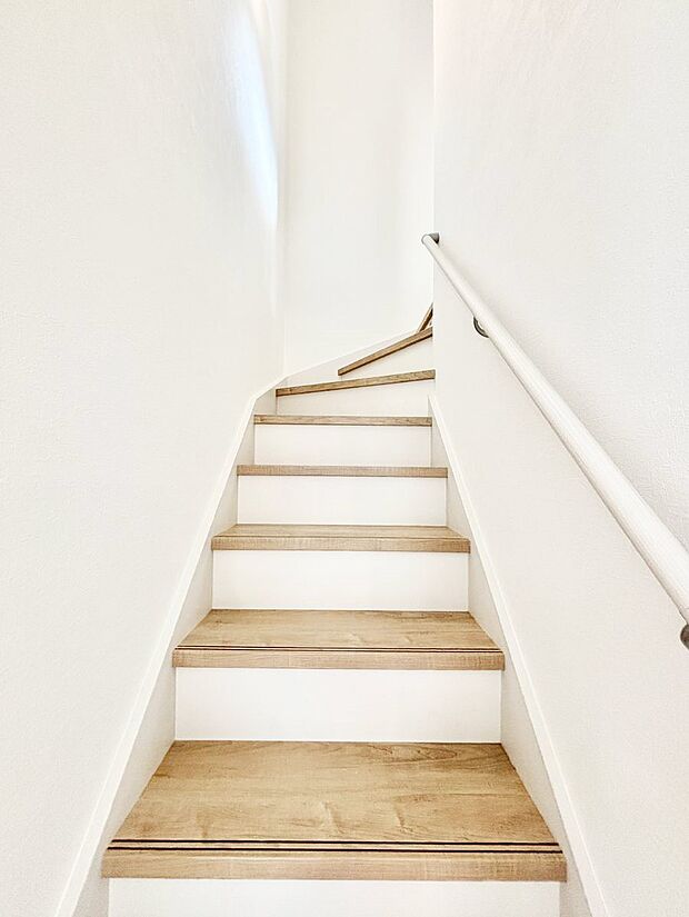 階段は手すり付きなので小さなお子さまやご高齢の方も安心です