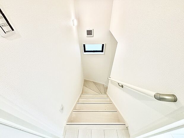 階段は手すり付きなので小さなお子さまやご高齢の方も安心です