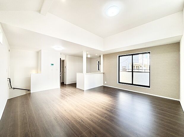 アクセントクロスがお洒落なリビング。家族でのんびりくつろげる広々スペース。