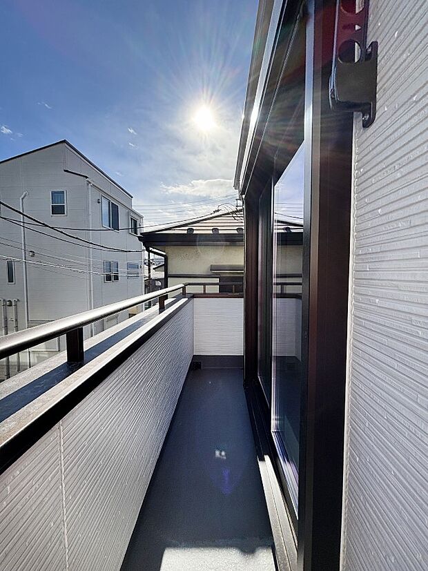 暖かな陽光が降り注ぐバルコニーはお洗濯におすすめ。爽やかな風も心地よいです。 