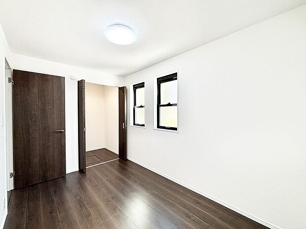 ウォークインクローゼットがあるお部屋！季節ごとの入れ替えも不要で便利です。 