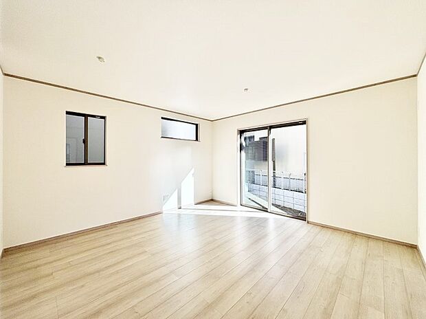 大きな窓からたっぷりの陽光と風を感じられるリビング