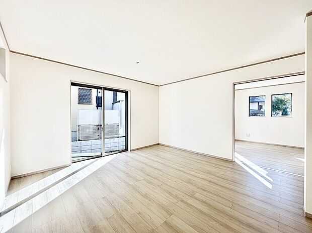 隣接の洋室を開放すればさらに広々空間に