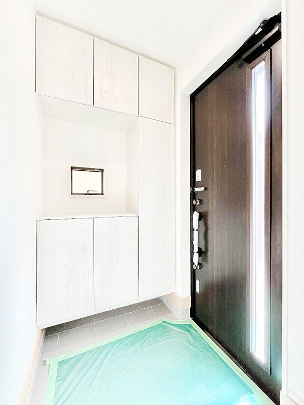 ご家族やお客様を気持ちよくお出迎え！明るい陽光が入り込む玄関