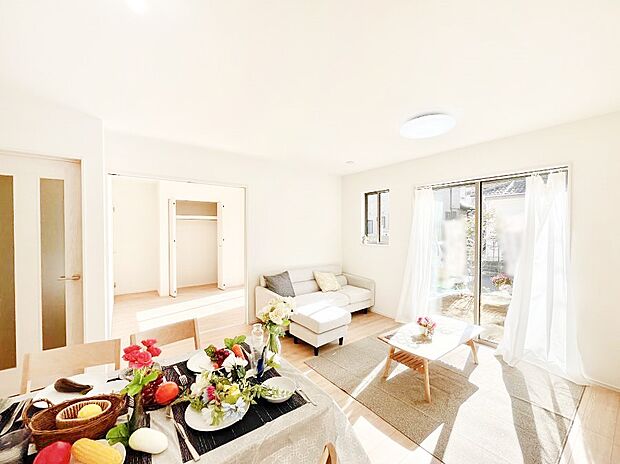 大きな窓からたっぷりの陽光と風を感じられるリビング 