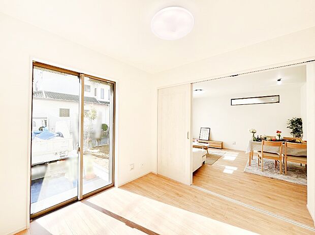 リビングに隣接した洋室。引き戸を開放するとリビングと繋がる憩いの空間に変身！