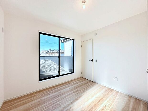 明るいバルコニーサイドに洋室を設置。目覚めの良い寝室に。