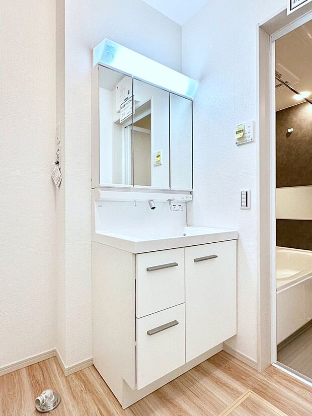 大きく見やすい三面鏡で清潔感ある洗面台は、身だしなみチェックや肌のお手入れにおすすめです。