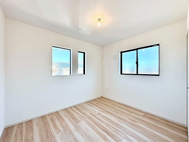 窓からのやさしい光が心地よいプライベートルーム