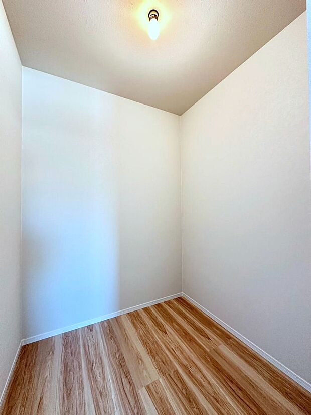 ウォークインクローゼット付きで生活空間を広く利用できます。