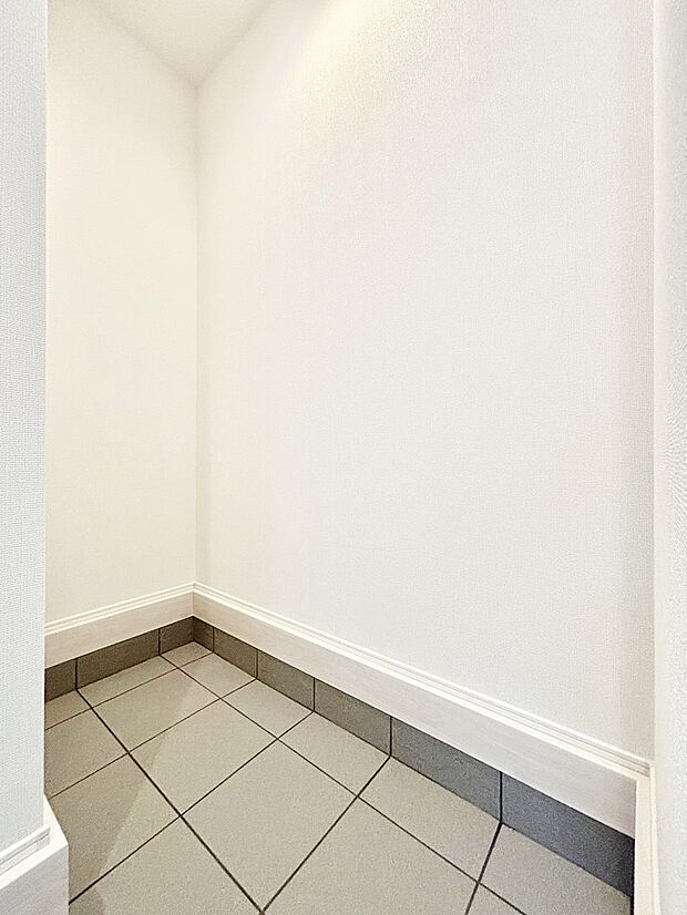 シューズインクローク付き！雨具やベビーカーも置けます。 　