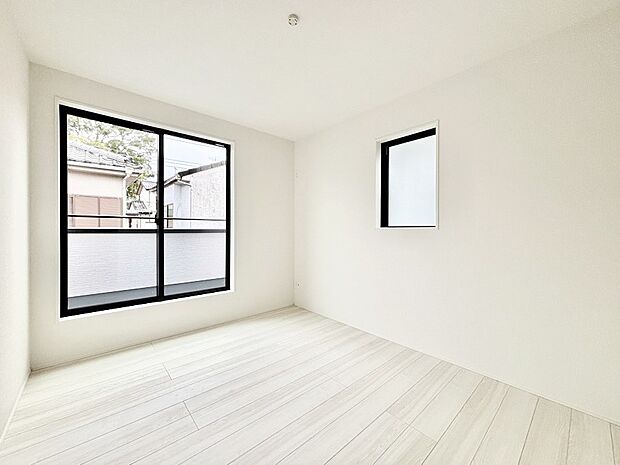 バルコニーが開放感をプラスしてくれる洋室