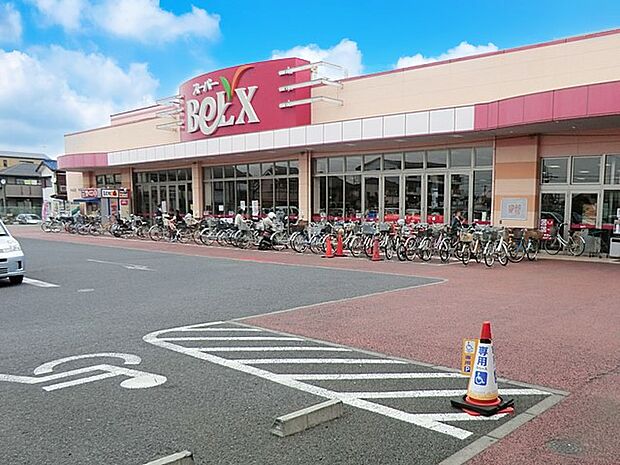 スーパー 847m ベルクス松飛台店