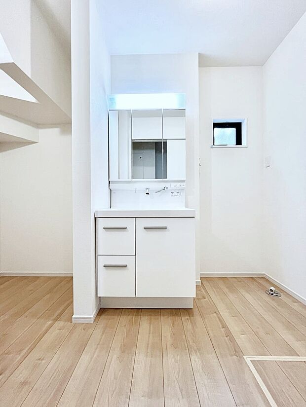 ゆとりの洗面スペースで朝の身支度もスムーズに