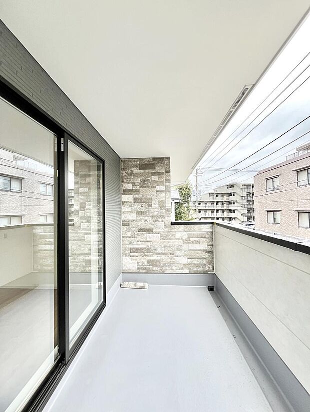 インナーバルコニーなので雨でも洗濯物を干す事が出来て、風通しがあるので乾きが良く、物干しスペースとして重宝します。 