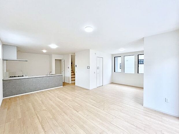 日当たりの良いリビング。お気に入りのグリーンを飾れば更に心地よさがアップ!