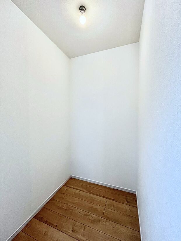 ウォークインクローゼット付きで生活空間を広く利用できます。