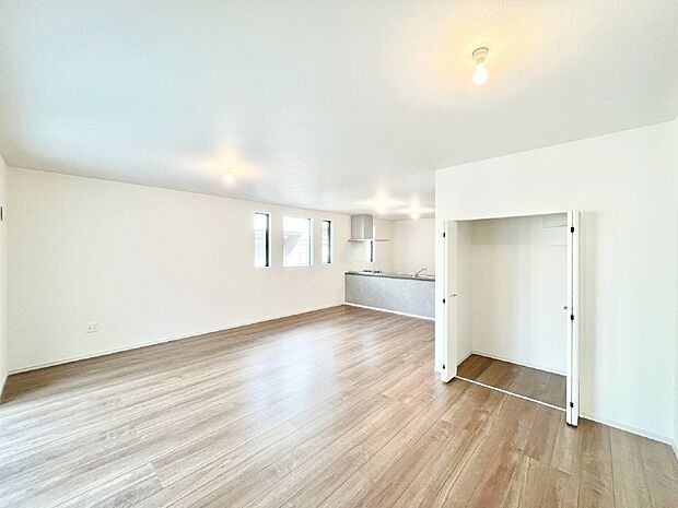 明るい陽光が注ぎ、寛ぎの雰囲気に満たされるリビング・ダイニング。