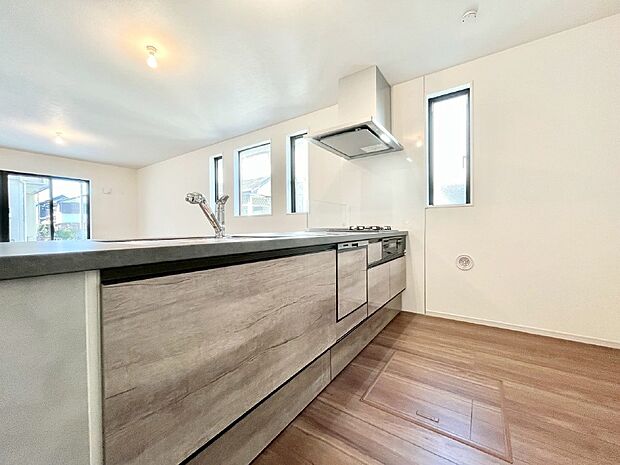 爽やかな風が通り抜けるキッチン。窓があるので明るく換気にも役立ちます。