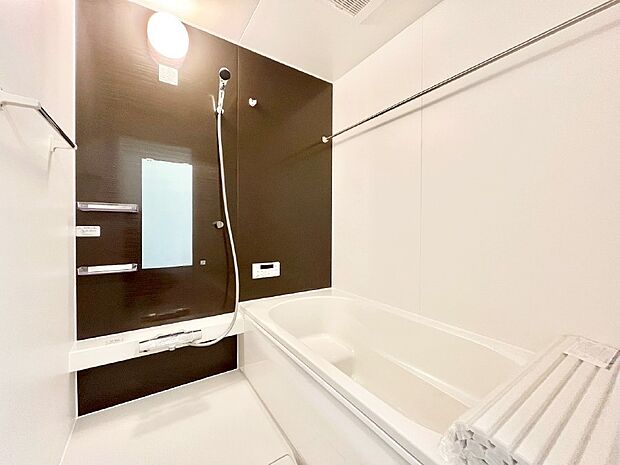 一日の疲れを癒してくれる明るい清潔感のあるバスルーム