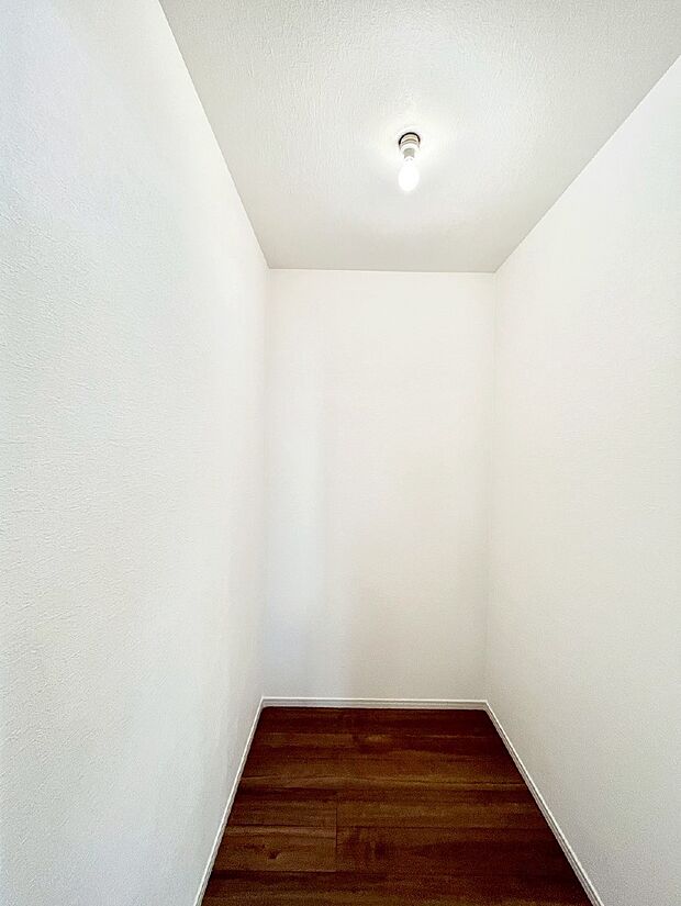 キッチン横収納。食器や食材のストックはもちろん、日用品の収納など使い方はいろいろ